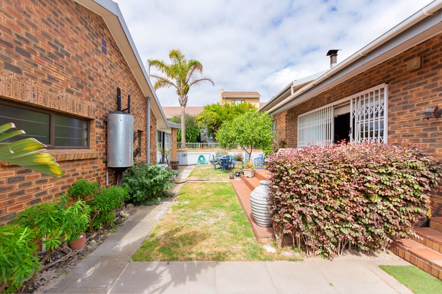 4 Bedroom Property for Sale in Middedorp Western Cape